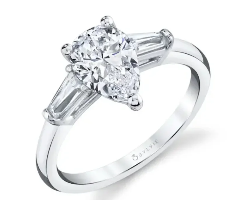 14KWG 0.34CTW TAPERED BAGUETTE SIDE STONES 1.50CT PS CENTER ENG RING